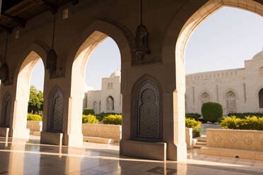 Gewölbe der Großen Sultan-Qaboos-Moschee an einem sonnigen Tag - CAVF69762