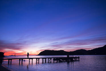 Silhouette Menschen zu Fuß auf Pier am Meer gegen den Himmel bei Sonnenuntergang - CAVF69770