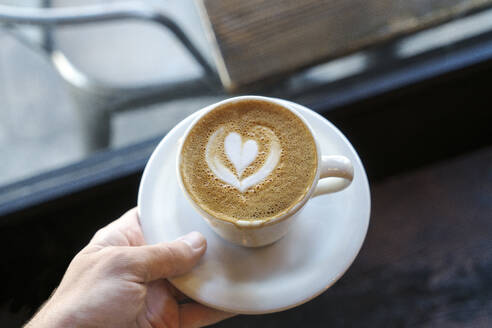 Cropped Hand hält Cappuccino mit Herzform Kunst - CAVF69778