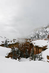 Landschaftliche Ansicht schneebedeckter Bäume und Berge im Bryce Canyon National Park - CAVF69802