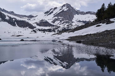 Blick auf die schneebedeckten Berge, die sich im ruhigen See spiegeln - CAVF69806