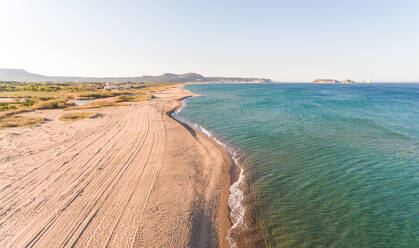 Luftaufnahme von Platja del Grau am Morgen, Girona, Spanien. - AAEF05846