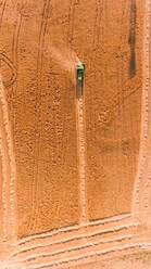 Luftaufnahme von oben von einer Erntemaschine auf einem landwirtschaftlichen Feld, Girona, Spanien. - AAEF05855