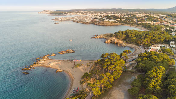 Luftaufnahme der Platja de Les Muscleres in Girona, Spanien. - AAEF05858