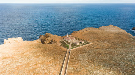 Luftaufnahme des Leuchtturms von Punta Nati in trockenem Gelände, Insel Balears, Spanien. - AAEF05866