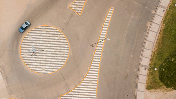 Luftaufnahme eines Autos am Kreisverkehr, Provinz Buenos Aires, Argentinien. - AAEF05871