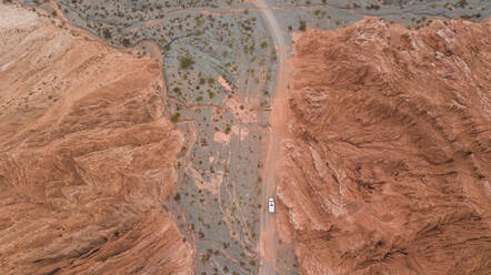 Luftaufnahme eines Wohnmobils beim Überqueren des Cerro Los Colorados, Argentinien. - AAEF05876