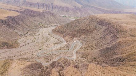 Luftaufnahme einer Straße im Zickzackkurs in Quebrada del Humahuaca, Argentinien. - AAEF05879