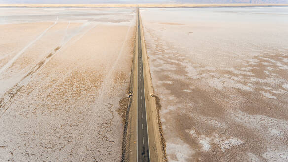 Luftaufnahme der Straße, die Salinas Grande durchquert, touristische Attraktion, Argentinien. - AAEF05884