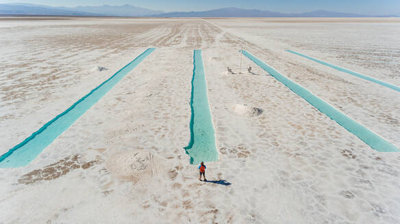 Luftaufnahme von Menschen in Salinas Grande, touristische Attraktion, Argentinien. - AAEF05892