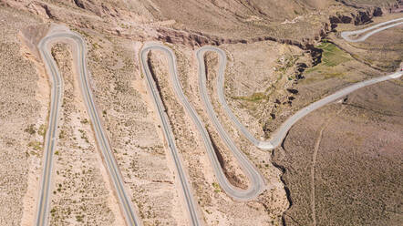 Luftaufnahme einer Straße im Zickzackkurs in Quebrada del Humahuaca, Argentinien. - AAEF05894