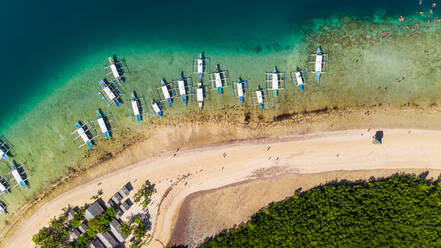 Luftaufnahme eines traditionellen Bootes am Strand der Insel Starfish, Philippinen. - AAEF05913