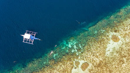 Luftaufnahme eines traditionellen Bootes in der Nähe der Insel Starfish, Philippinen. - AAEF05917