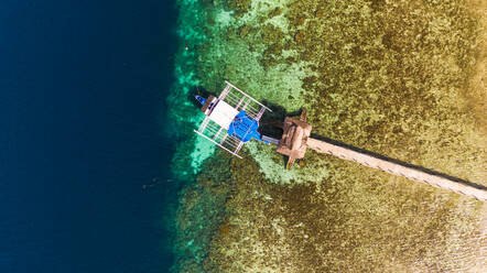 Luftaufnahme eines traditionellen Bootes, das am Pier verankert ist, Starfish Island, Philippinen. - AAEF05918
