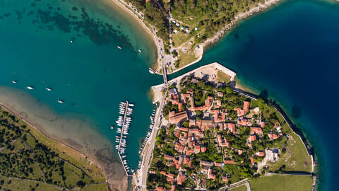 Luftaufnahme eines künstlich angelegten Kanals, der die Stadt Osor, Kroatien, durchquert., lizenzfreies Stockfoto