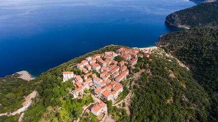 Luftaufnahme des Stadtbilds von Beli auf dem Gipfel des Berges, Insel Cres, Kroatien. - AAEF05930