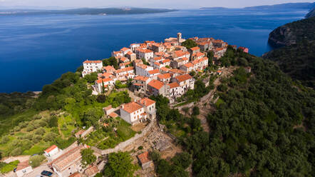 Luftaufnahme des Stadtbilds von Beli auf dem Gipfel des Berges, Insel Cres, Kroatien. - AAEF05931