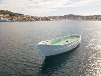Luftaufnahme eines unvollendeten Bootes, das allein in der Bucht von Mali Losinj, Kroatien, vor Anker liegt. - AAEF05954