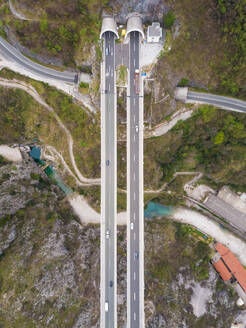 Luftaufnahme einer Autobahn, die den Fluss in Richtung Tunnel überquert, Rijeka, Kroatien. - AAEF05959
