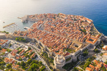 Luftaufnahme der von einer Mauer umgebenen Altstadt von Dubrovnik, Kroatien. - AAEF05996