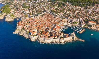 Luftaufnahme der von einer Mauer umgebenen Altstadt von Dubrovnik, Kroatien. - AAEF05997