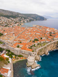 Luftaufnahme der von einer Mauer umgebenen Altstadt von Dubrovnik, Kroatien. - AAEF06004