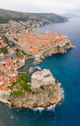 Luftaufnahme der von einer Mauer umgebenen Altstadt von Dubrovnik, Kroatien. - AAEF06005