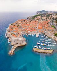 Luftaufnahme der von einer Mauer umgebenen Altstadt von Dubrovnik, Kroatien. - AAEF06007