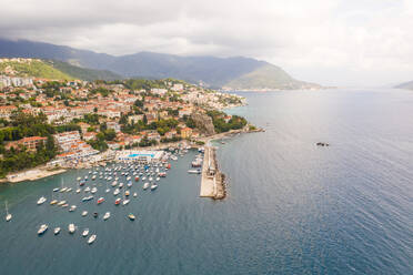 Luftaufnahme des Hafens von Škver bei Topla, Montenegro. - AAEF06008