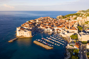 Luftaufnahme der von einer Mauer umgebenen Altstadt von Dubrovnik, Kroatien. - AAEF06011
