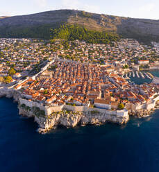 Luftaufnahme der von einer Mauer umgebenen Altstadt von Dubrovnik, Kroatien. - AAEF06013