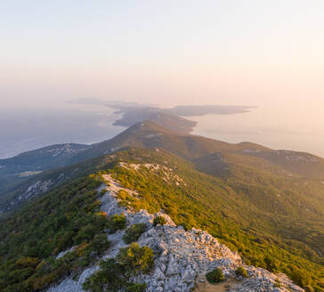 Luftaufnahme vom Gipfel des Berges, Veli Lošinj, Kroatien. - AAEF06024