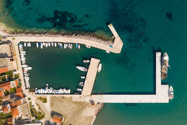 Luftaufnahme des kleinen Jachthafens auf der Insel Susak, Kroatien. - AAEF06026