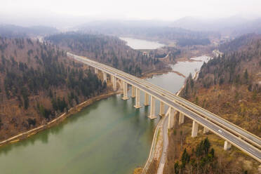 Luftaufnahme einer Betonbrücke über den See Bajersko jezero, Kroatien. - AAEF06031