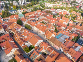 Luftaufnahme des Stadtzentrums von Skofja Loka in Slowenien. - AAEF06045