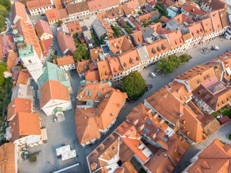 Luftaufnahme des Stadtzentrums von Skofja Loka in Slowenien. - AAEF06047