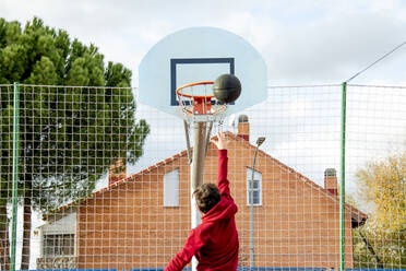 Jugendlicher, der Basketball spielt und eintaucht - CJMF00185