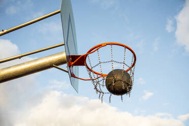 Basketballball im Basketballkorb - CJMF00186