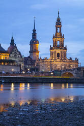 Deutschland, Sachsen, Dresden, Schloss und Kathedrale der Heiligen Dreifaltigkeit am Elbufer in der Abenddämmerung - WIF04126