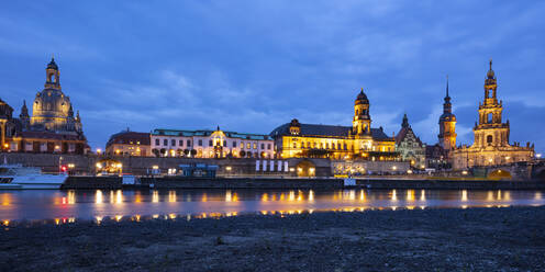 Deutschland, Sachsen, Dresden, Schloss und Kathedrale der Heiligen Dreifaltigkeit am Elbufer in der Abenddämmerung - WIF04127