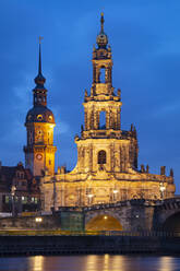 Deutschland, Sachsen, Dresden, Schloss und Kathedrale der Heiligen Dreifaltigkeit am Elbufer in der Abenddämmerung - WIF04128