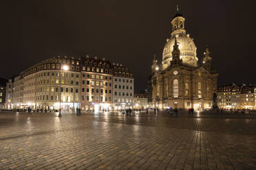 Deutschland, Sachsen, Dresden, Neumarkt und Frauenkirche bei Nacht beleuchtet - WIF04129