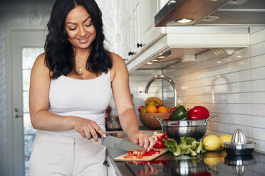 Woman preparing healthy food in kitchen - JOHF04681