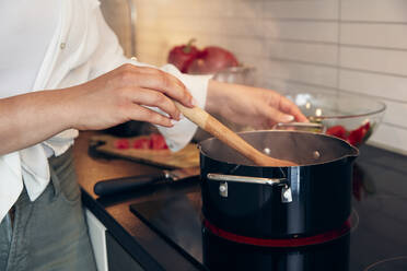 Woman cooking - JOHF04691