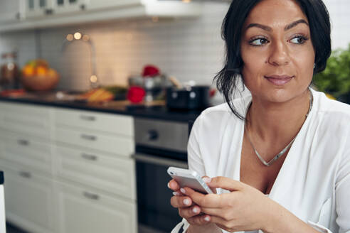 Frau benutzt Mobiltelefon - JOHF04719