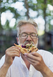 Mann isst vegetarische Pizza - JOHF04724