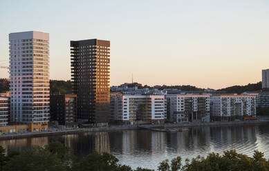 Gebäude am Wasser - JOHF04735