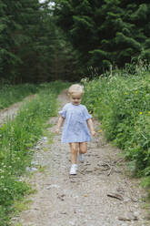 Girl walking - JOHF04769