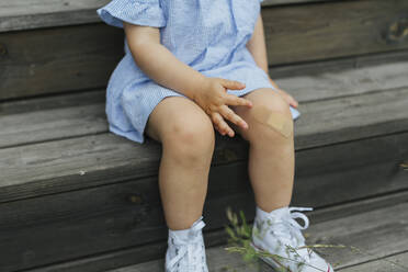 Girl with plaster on knee - JOHF04773