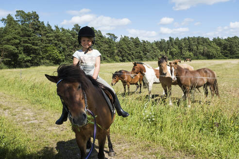 Girl horseback riding - JOHF04780